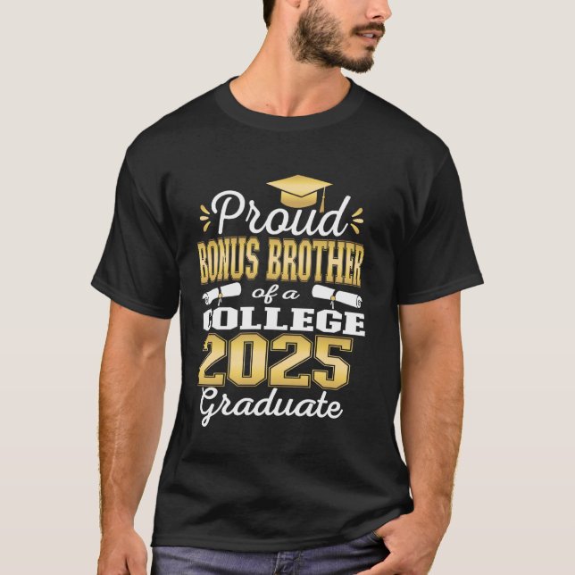 Camiseta Proud Bonus Brother of 2025 College Graduate Famil (Anverso)