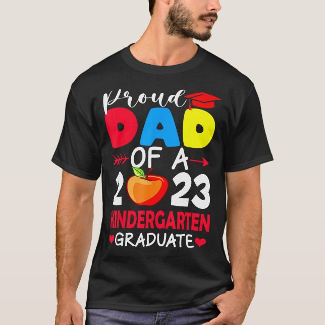 Camiseta Proud Dad Of 2023 Kindergarten Graduation Father s (Anverso)