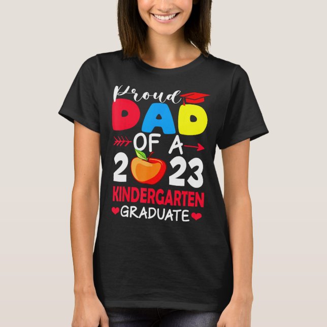Camiseta Proud Dad Of 2023 Kindergarten Graduation Father s (Anverso)