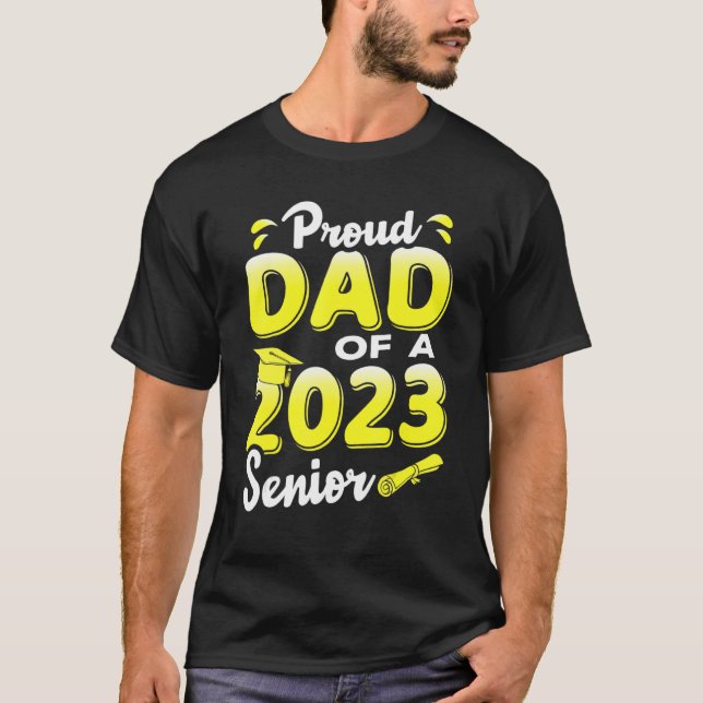 Camiseta Proud Dad Of A 2023 Senior Funny Graduation_2 (Anverso)