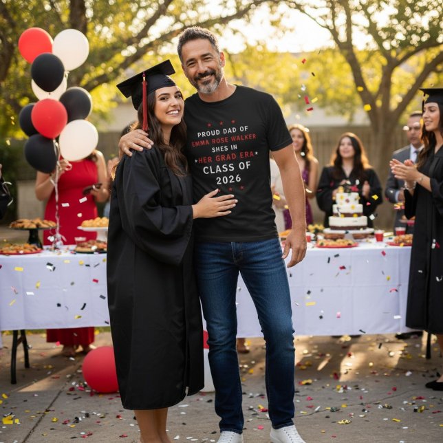 Camiseta Proud Dad of Her Grad Era Class of 2026 (Subido por el creador)