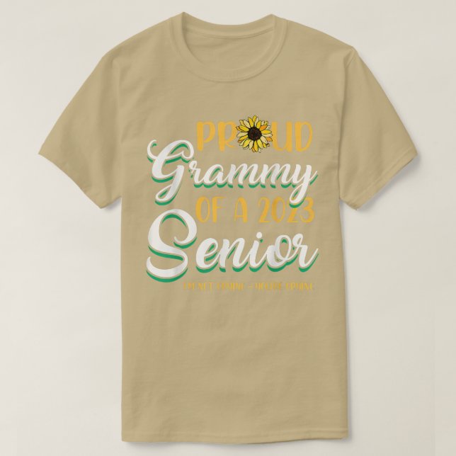 Camiseta Proud Grammy Of A 2023 Senior IM Not Crying YouRe  (Diseño del anverso)
