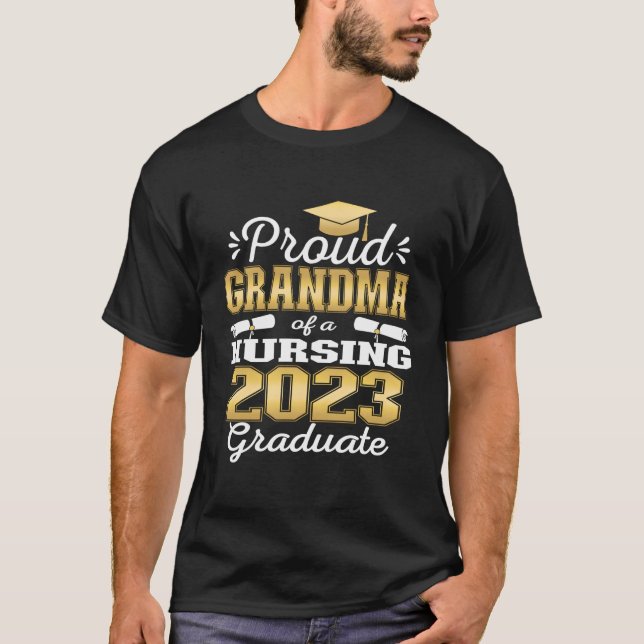 Camiseta Proud Grandma Class Of 2023 Nursing Graduate Nurse (Anverso)