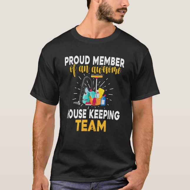 Camiseta Proud Member Of an Awesome Housekeeping Team House (Anverso)
