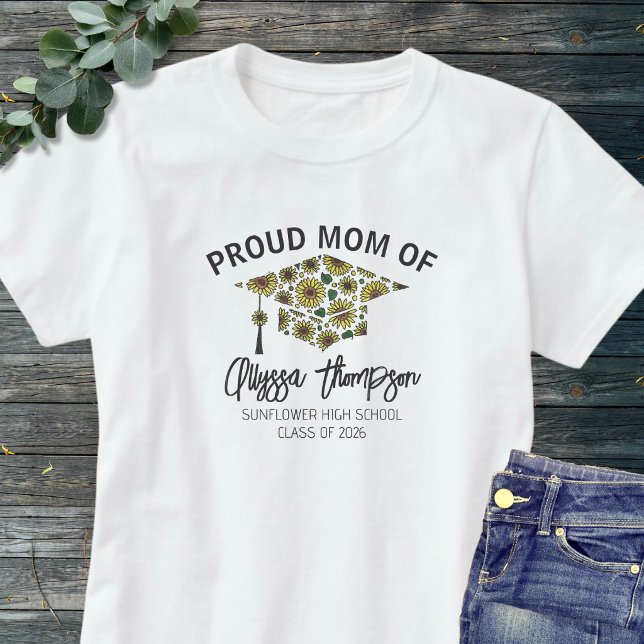 Camiseta Proud Mom 2026 Graduate Name Floral Graduation Cap (Subido por el creador)