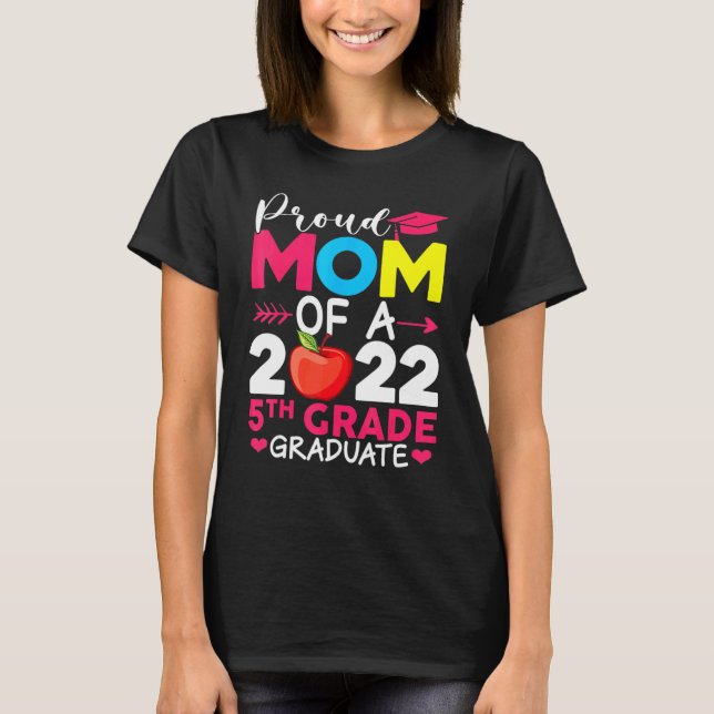 Camiseta Proud Mom Class Of 2022 Phd 5th Grade Graduate Doc (Anverso)