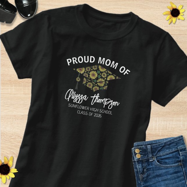 Camiseta Proud Mom Class Of 2026 Graduate Floral Grad Cap (Subido por el creador)