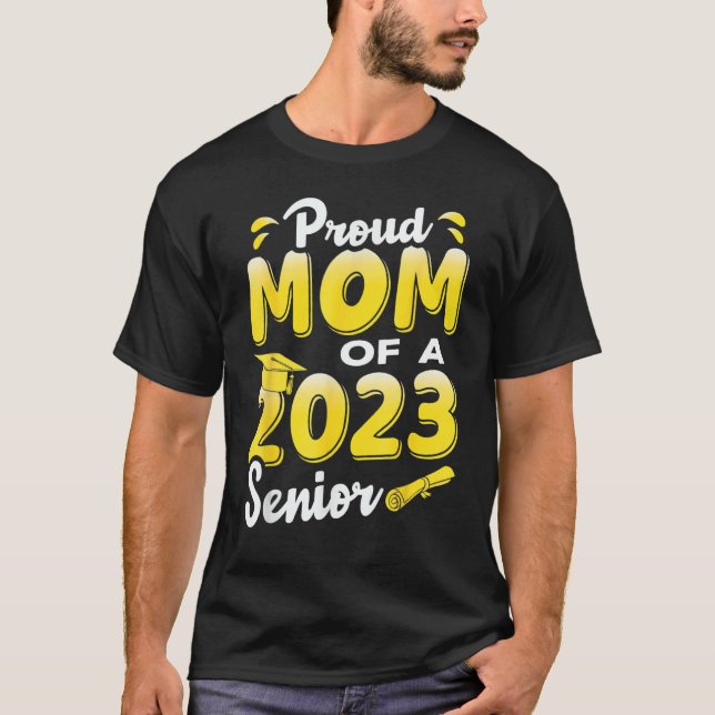 Camiseta Proud Mom Of A 2023 Senior Funny Graduation_1 (Anverso)