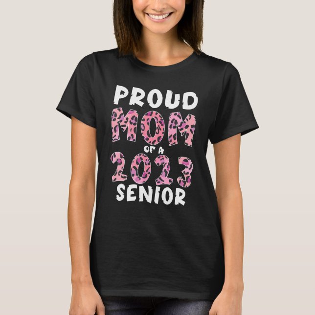 Camiseta Proud Mom Of A 2023 Senior  Leopard Pink Skin (Anverso)