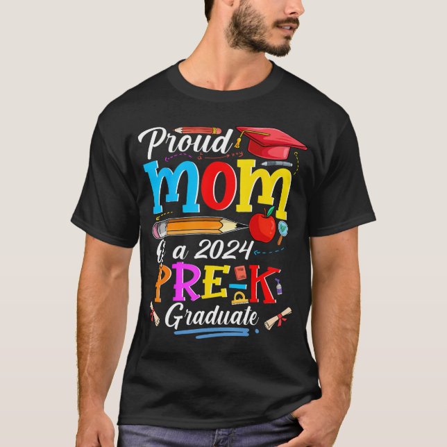 Camiseta Proud Mom Of A 2024 Pre-K Graduate Funny Family Lo (Anverso)