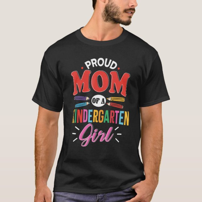Camiseta Proud Mom Of A Kindergarten Girl First Day Back To (Anverso)
