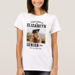 Camiseta Proud Mom Senior Year Graduate Parent Custom<br><div class="desc">Celebrate your child's achievement with the Proud Mother Mom Year Senior Graduate Parent Custom T-Shirt. Perfect for graduation ceremonies,  family gatherings,  or everyday wear,  this personalized tee lets you proudly support your graduate in style. A meaningful keepsake for this special milestone.</div>