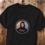 Camiseta Proud of our Graduate 20XX Modern Graduation Photo<br><div class="desc">Show up loud and proud on graduation day with this custom family graduation photo shirt! Designed especially for parents, grandparents, siblings, aunts, uncles, and relatives, this personalized “Proud of Our Graduate” t-shirt lets the whole family celebrate together at the ceremony. Featuring your graduate’s photo, name, and class year in a...</div>