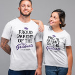 Camiseta Proud Parent Family Graduado Black Purple<br><div class="desc">Camiseta de la familia de graduación de personalizados con una gorra morada, el dicho "orgulloso padre del graduado" que puede ser personalizado a mamá, papá, bestie, hermana, hermano, abuela, abuelo o cualquier otro título, el año de clase, el nombre de los graduados y la escuela o universidad a la que...</div>