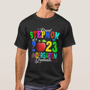 Camiseta Proud Stepmom Of A 2023 Kindergarten Graduate Fami