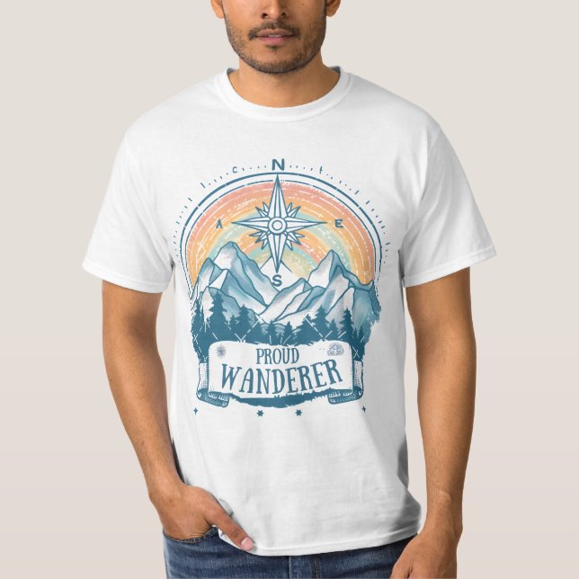 Camiseta Proud Wanderer Camping LGBTQ – Brújula Arcoíris (Anverso)