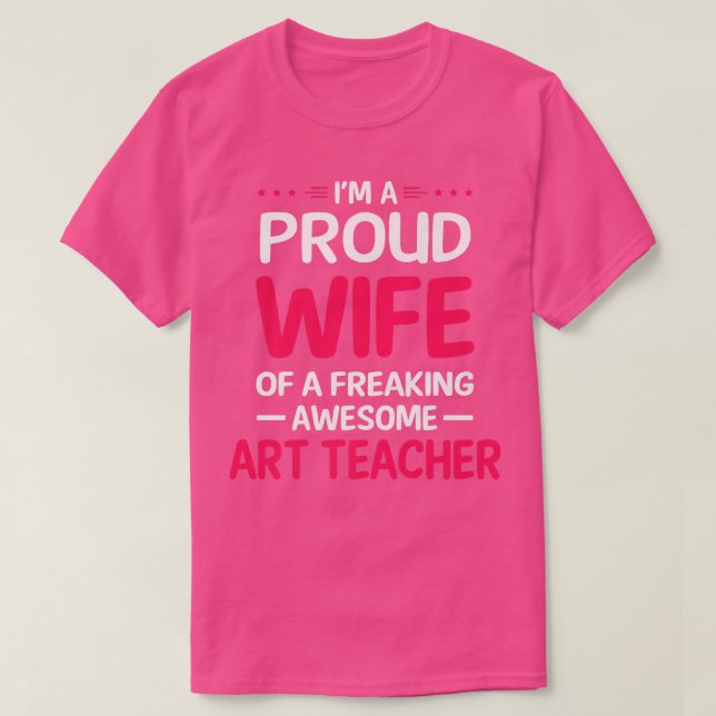 Camiseta Proud Wife Of Freaking Awesome ART TEACHER  (Diseño del anverso)