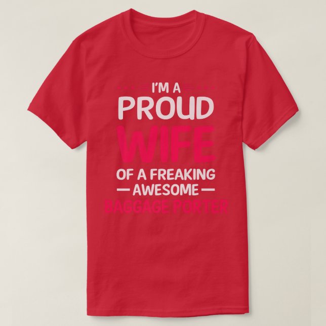 Camiseta Proud Wife Of Freaking Awesome BAGGAGE PORTER  (Diseño del anverso)