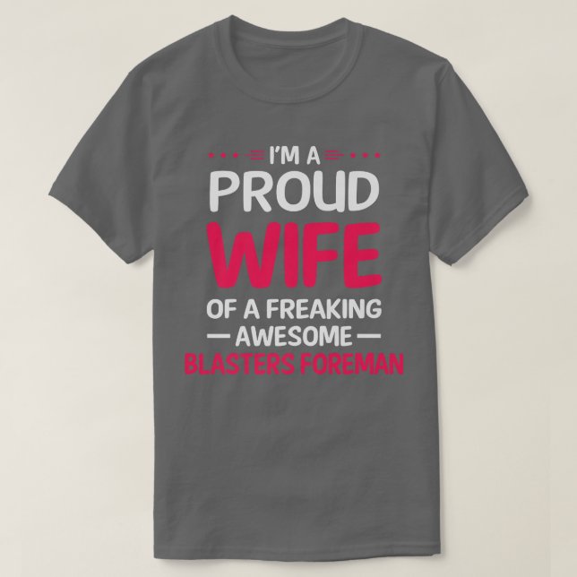 Camiseta Proud Wife Of Freaking Awesome BLASTERS FOREMAN  (Diseño del anverso)