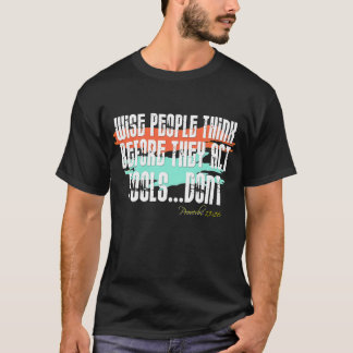 Camiseta Proverbios 13:16 - La gente sabia piensa antes de 