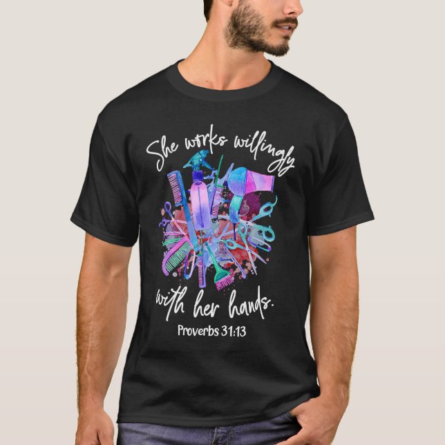 Camiseta Proverbs 3113 Hairdresser She works willing with h (Anverso)
