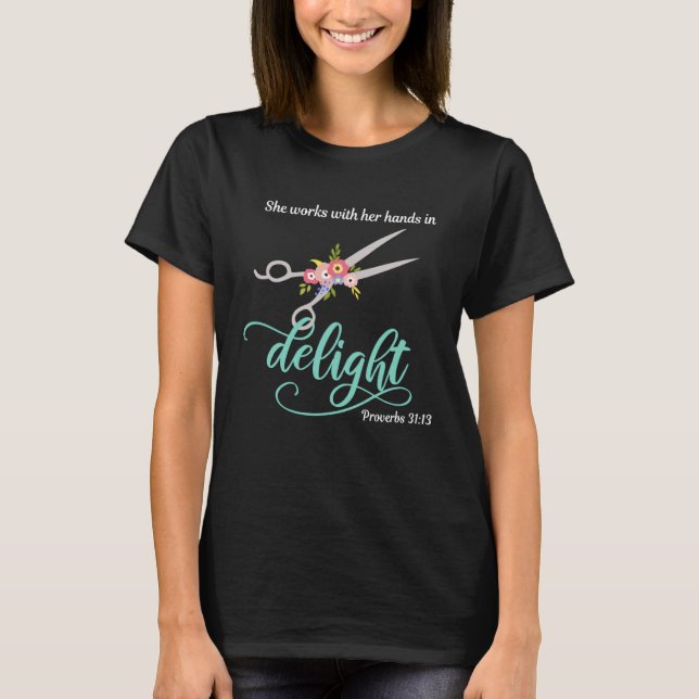Camiseta Proverbs 31 She works with her hands in delight Ha (Anverso)