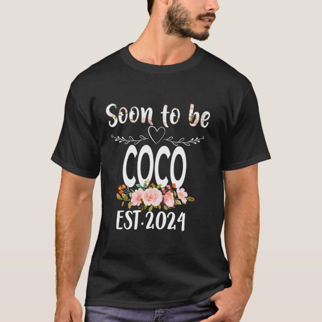 Camiseta Próximamente COCO Est 2024 Embarazo familiar a jue (Anverso)