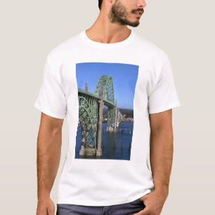 Camiseta Puente de la Bahía Yaquina que abarca la Bahía Y