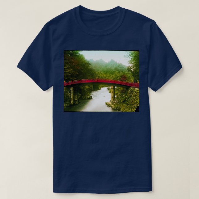 Camiseta Puente de madera roja curvada sobre el bosque de r (Diseño del anverso)