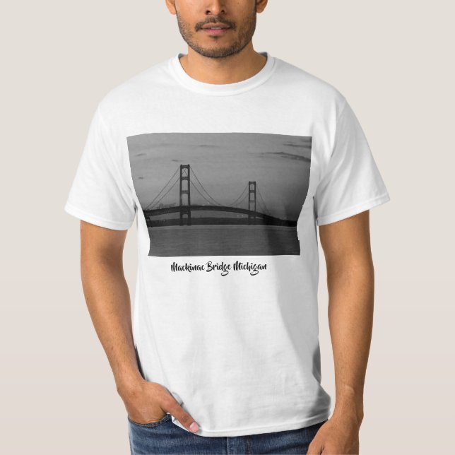 Camiseta Puente Mackinac En La Escala De Grises Dusk (Anverso)