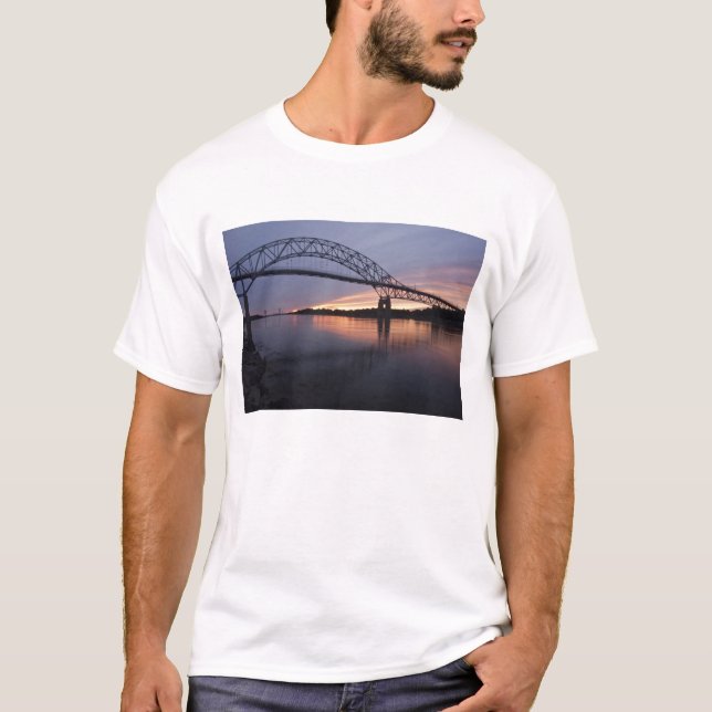 Camiseta Puente Sagamore sobre el canal de Cape Cod, (Anverso)