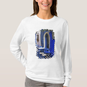 Camiseta Puerta y revestimiento azul colorido en un viejo h