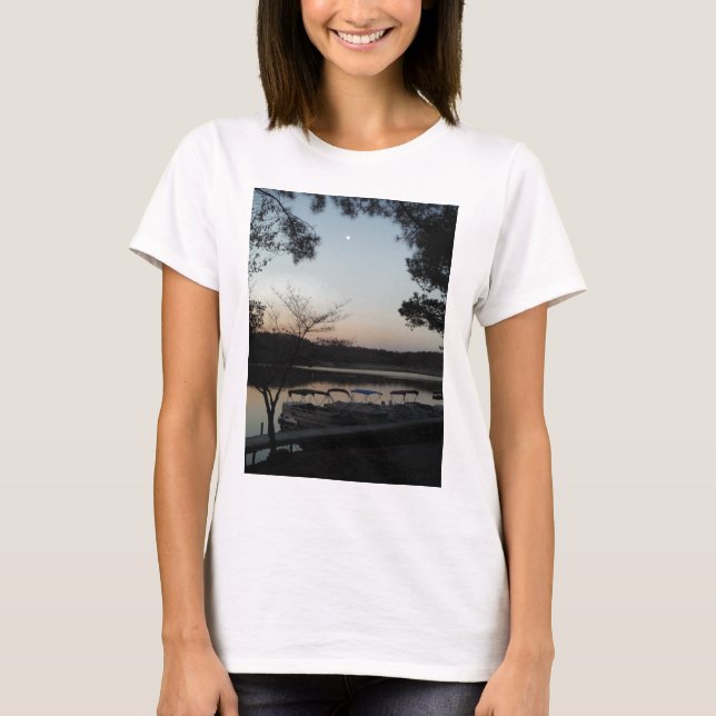 Camiseta Puesta de sol, luna emergente sobre el lago Arrowh (Anverso)