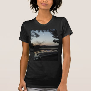 Camiseta Puesta de sol, luna emergente sobre el lago Arrowh