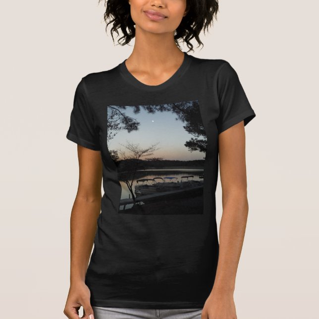 Camiseta Puesta de sol, luna emergente sobre el lago Arrowh (Anverso)
