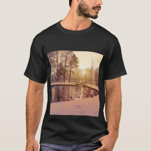 Camiseta Puesta de sol sobre el parque con un pequeño lago