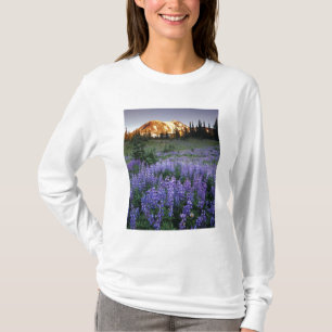 Camiseta Puesta de sol sobre Mt. Adams y un prado subalpino