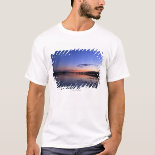 Camiseta Puesta del sol sobre el lago Wabamun con la hierba