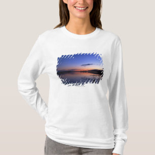 Camiseta Puesta del sol sobre el lago Wabamun con la hierba
