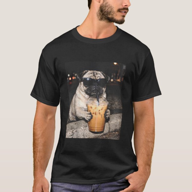 Camiseta Pug bebiendo café helado Meme divertido de perro (Anverso)