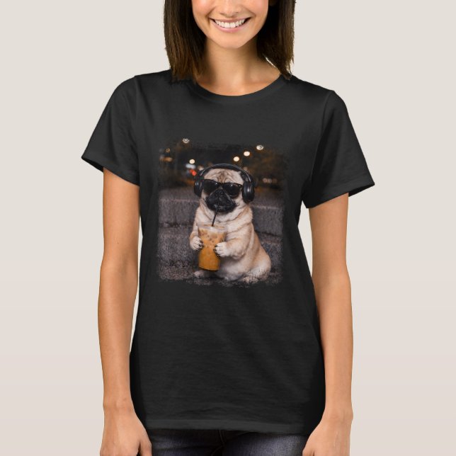 Camiseta Pug drinking iced coffee lover humor funny dog mem (Anverso)