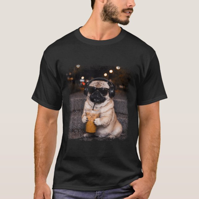 Camiseta Pug drinking iced coffee lover humor funny dog mem (Anverso)