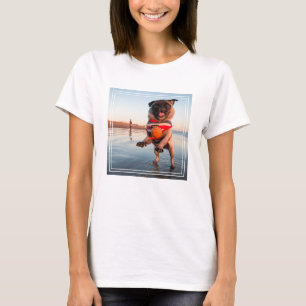 Camiseta Pug jugando a pelota en la playa