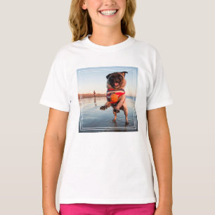 Camiseta Pug jugando a pelota en la playa