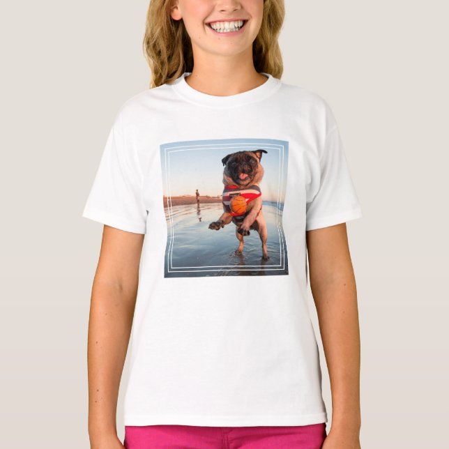 Camiseta Pug jugando a pelota en la playa (Anverso)