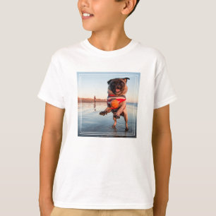 Camiseta Pug jugando a pelota en la playa