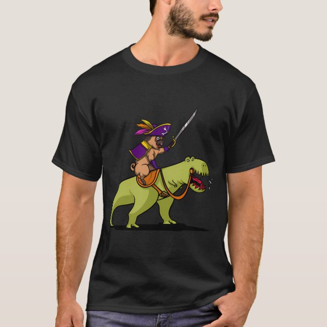 Camiseta Pug Pirata Montando Dinosaurio T-Rex (Anverso)