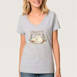 Camiseta PURR FECTLY LOVLY Sleeping Cat Mom V-Neck Tee