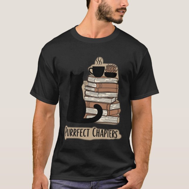 Camiseta Purrfect Chapters: Black Cat, Books, & Coffee (Anverso)