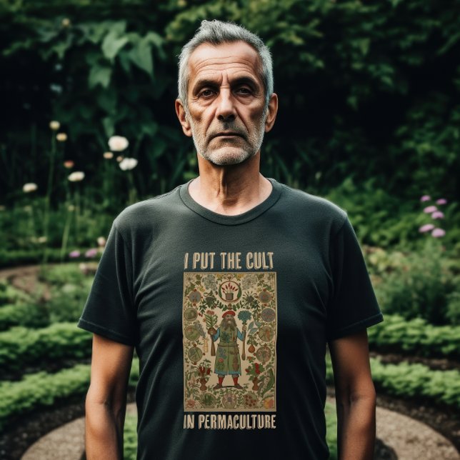 Camiseta Puse el culto en la permacultura (A man Stands in his garden.)